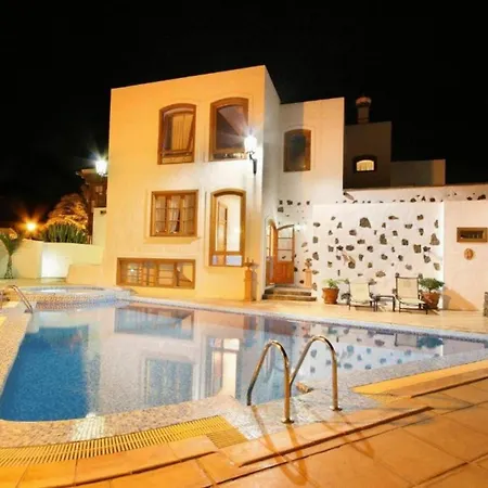 Family With Breakfast Included, Freewifi, Jacuzzi And Pool Апартаменты Яйса