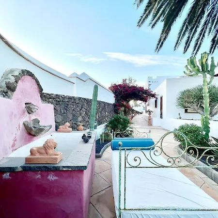 Апартаменты Family With Breakfast Included, Freewifi, Jacuzzi And Pool *