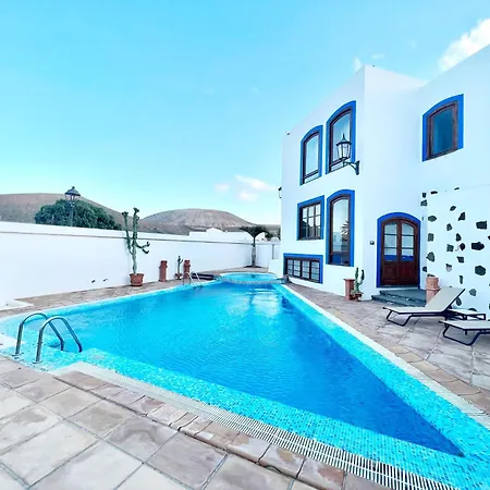 Family With Breakfast Included, Freewifi, Jacuzzi And Pool Апартаменты *