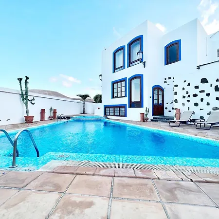 Family With Breakfast Included, Freewifi, Jacuzzi And Pool * Яйса