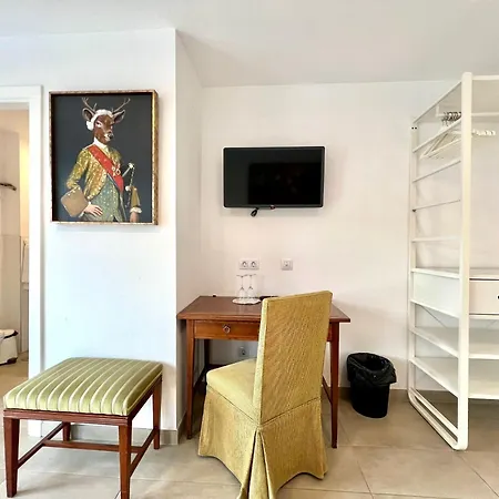Апартаменты Family With Breakfast Included, Freewifi, Jacuzzi And Pool